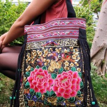 厂家批发云南民族绣花包 女士包包 单肩包 摇钱树花型斜挎包
