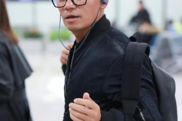 王宝强面庞轻松走机场黑色造型也难掩沧桑35岁气质真老成
